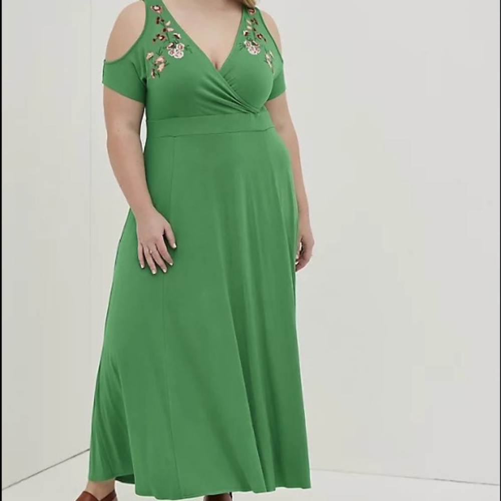 💚NWT Torrid Embroidered Cold Shoulder Surplice Maxi Dress 4X💚